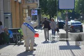 Человек В Костюме Бибендума На Улице — стоковые фотографии и другие картинки Мишлен - Мишлен, Michelin Man, Шина - часть транспортного средства