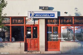 Логотип Michelin На Шинном Магазине В Сербском Гараже Michelin Французский Производитель Шин Распространяемый Wordlwide — стоковые фотографии и другие картинки Мишлен